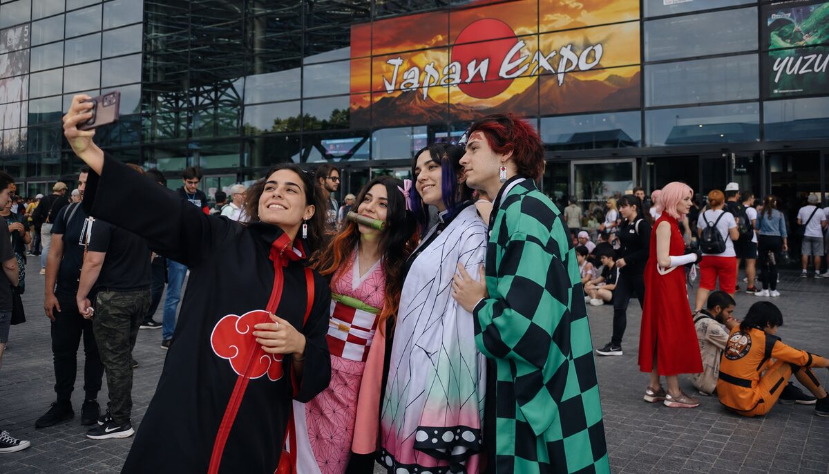 Grupo de cosplayers frente a la entrada de Japan Expo